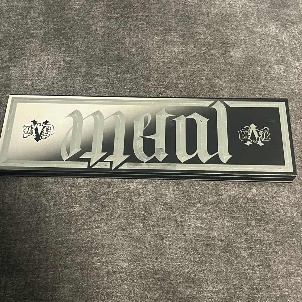 Kat Von D Metal Matte Metal Eyeshadow Palette/ Metallic & Matte
